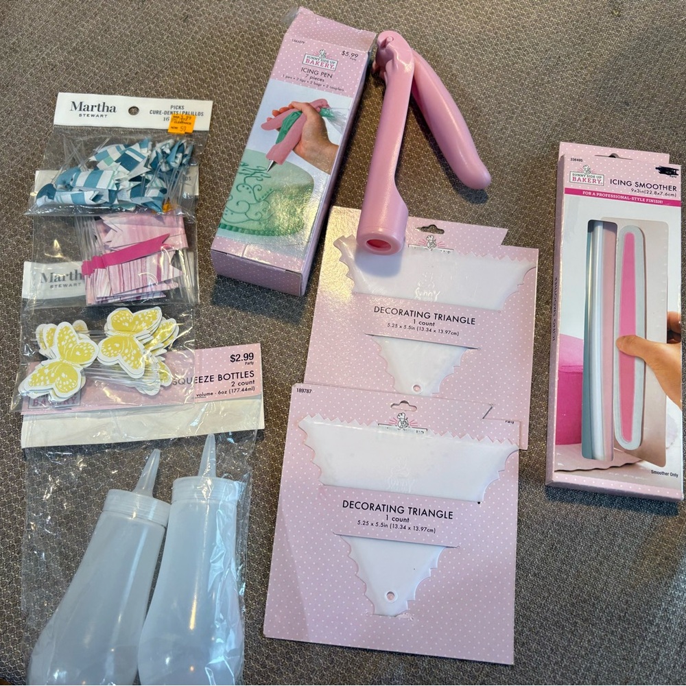 Sunny Side up Bakery/Martha Stewart Cake Decorating Set - Pink and White